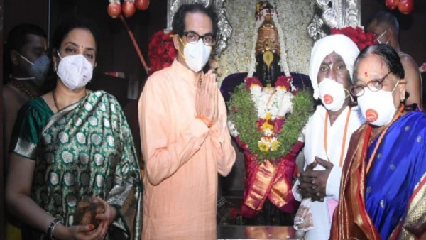 पत्नी के साथ सीएम उद्धव ठाकरे ने की भगवान विठ्ठल की पूजा पत्नी के साथ सीएम उद्धव ठाकरे ने की भगवान विठ्ठल की पूजा