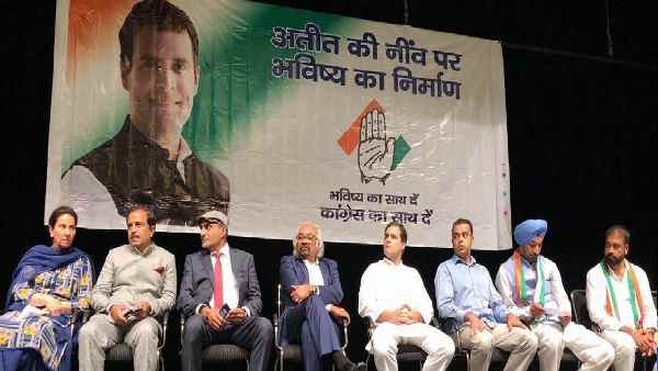 कांग्रेस के लिए देश में अध्यक्ष का अकाल, विदेश में मालामाल