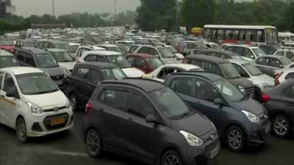 Delhi Traffic Alert: Traffic movement disrupted at Delhi-Gurugram border Delhi Traffic Alert: Traffic movement disrupted at Delhi-Gurugram border