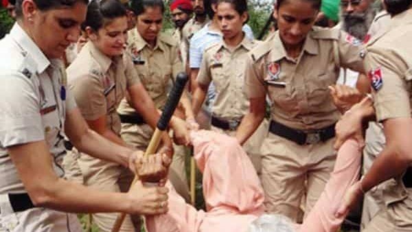 FACT CHECK: क्या किसान आंदोलन में बूढ़ी औरत से पुलिस ने किया आमनवीय व्यवहार? जानिए सच FACT CHECK: क्या किसान आंदोलन में बूढ़ी औरत से पुलिस ने किया आमनवीय व्यवहार? जानिए सच