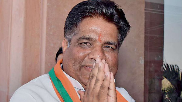 यादव ने अजमेर से एलएलबी की