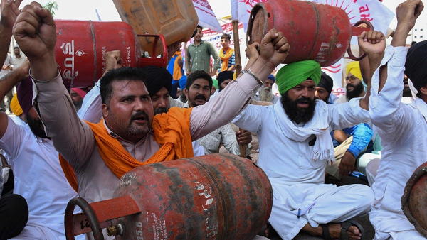 Farmers unions protest against inflation, blocking the route of haryana BJP state president Farmers unions protest against inflation, blocking the route of haryana BJP state president