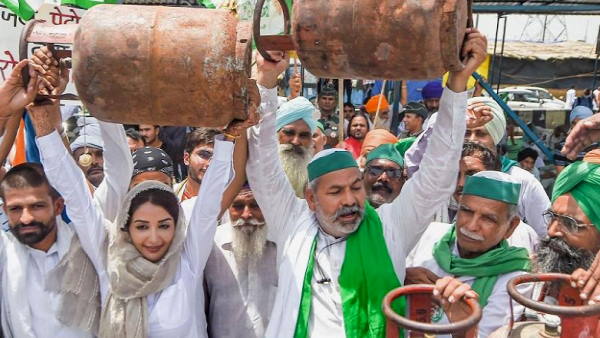 Farmers unions protest against inflation, blocking the route of haryana BJP state president Farmers unions protest against inflation, blocking the route of haryana BJP state president