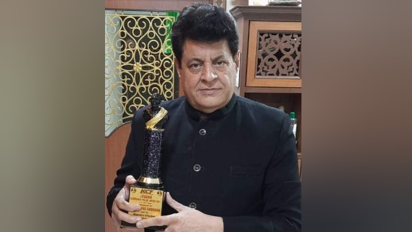 'ये अवार्ड असली नहीं नकली है'