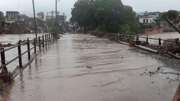 Heavy rainfall in Gujarat, 10 dams of Saurashtra overflow, cattle submerged in river Heavy rainfall in Gujarat, 10 dams of Saurashtra overflow, cattle submerged in river