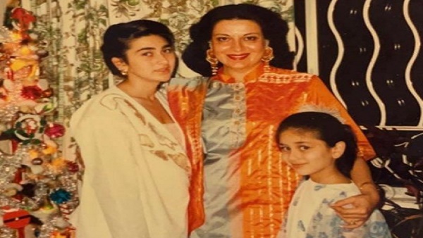 करीना की फोटो 80s की है