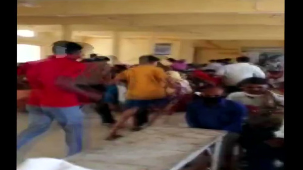 दरवाजा खुलते ही भीड़ अंदर घुसे लोग