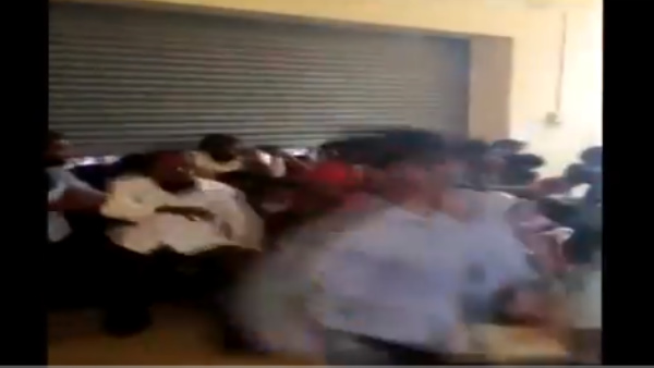भीड़ 15 मिनट तक रही बेकाबू