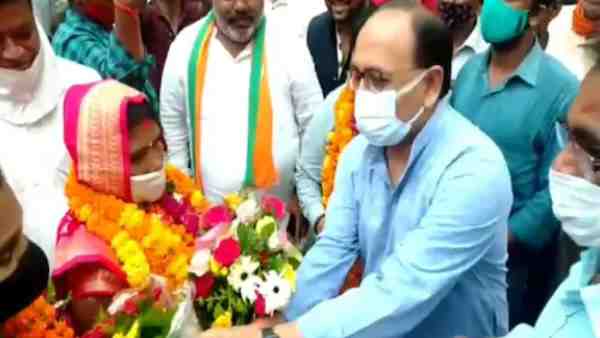 सब्जी बेचकर परिवार का पलती है पेट