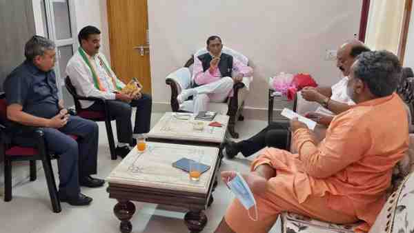 Uttarakhand: Minister Swami Yatishwaranand hanged his mask in the toe, picture viral Uttarakhand: Minister Swami Yatishwaranand hanged his mask in the toe, picture viral