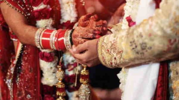 दुल्हन ने स्टेज पर शुरू की कबड्डी