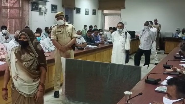 पिता की मौत के बाद मां को छोड़ा