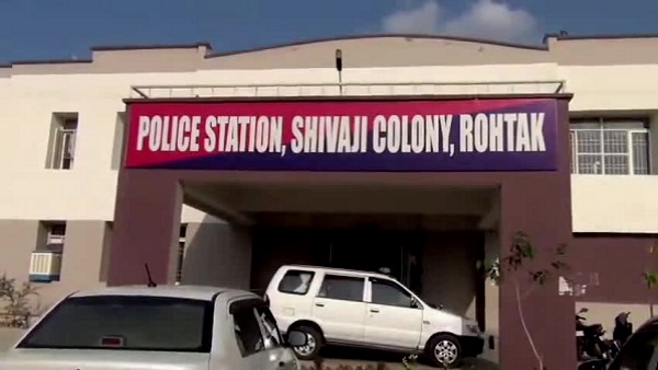 In Rohtak Haryana, a woman doctor was attacked by man when she was injecting a patient in clinic In Rohtak Haryana, a woman doctor was attacked by man when she was injecting a patient in clinic
