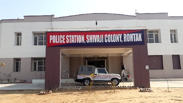 In Rohtak Haryana, a woman doctor was attacked by man when she was injecting a patient in clinic In Rohtak Haryana, a woman doctor was attacked by man when she was injecting a patient in clinic