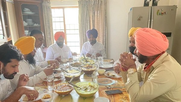 50 कांग्रेसी विधायकों से मिले सिद्धू