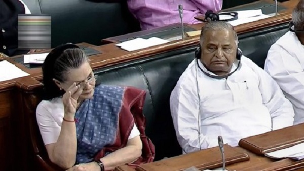 Sonia gandhi and Mulayam Singh Yadav Sonia gandhi and Mulayam Singh Yadav