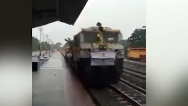 आजादी के 74 साल बाद मणिपुर को मिली पहली ट्रेन? जानिए कितना सच है वायरल वीडियो में किया गया ये दावा आजादी के 74 साल बाद मणिपुर को मिली पहली ट्रेन? जानिए कितना सच है वायरल वीडियो में किया गया ये दावा