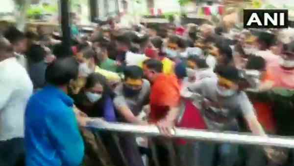 Ujjain News: A stampede-like situation was seen at Mahakaleshwar Temple Ujjain News: A stampede-like situation was seen at Mahakaleshwar Temple