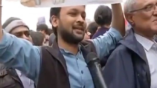 'पहचान लीजिए, ये वही IAS है जो एक पत्रकार को पीट रहा था'