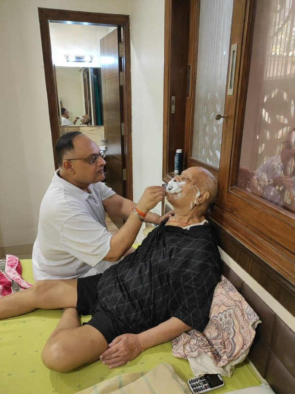 बीमार पिता की दाढ़ी की तस्वीर भी हुई थी वायरल