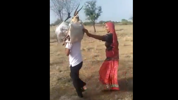 महिला ने खेतों में काम कर रहे युवकों को बुलाया