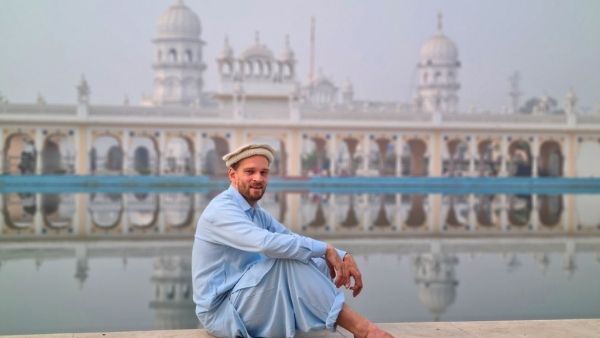 केजरीवाल की तारीफ करने की सजा ?