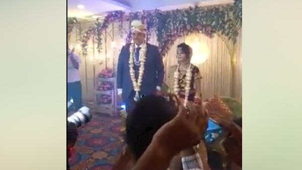 दोस्तों ने हटाया सोफा