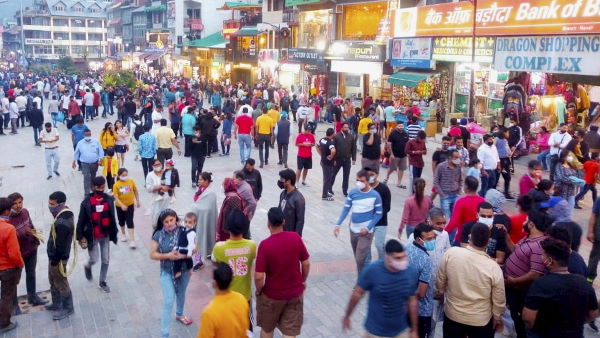 Ignoring Corona rules may cost tourists Rs 3 lakh as fine in Kullu Ignoring Corona rules may cost tourists Rs 3 lakh as fine in Kullu