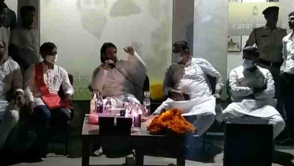 सेकेंड लालू तेज प्रताप यादव नाम के पेज से किया लाइव