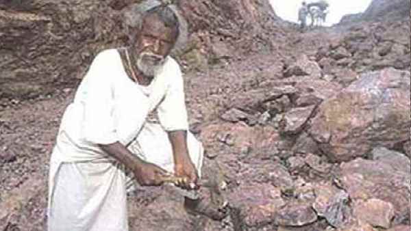 जब दशरथ मांझी ने पहाड़ काटकर बनाया रास्ता