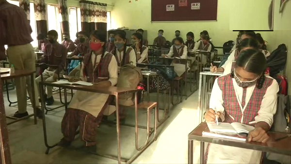 ड्रम बजाकर स्कूलोत्सव की शुरुआत हुई