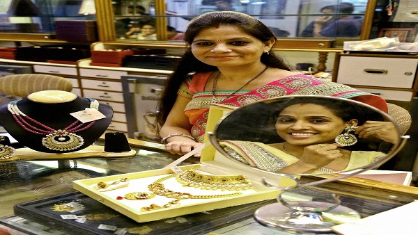9000 रुपए सस्ता बिक रहा सोना