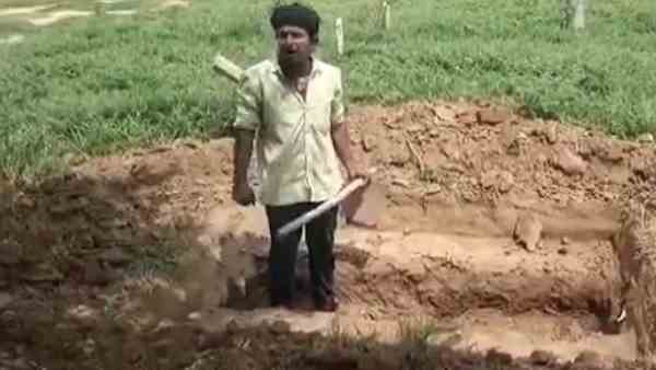 kanpur: man digs own grave due to negligence of administration kanpur: man digs own grave due to negligence of administration