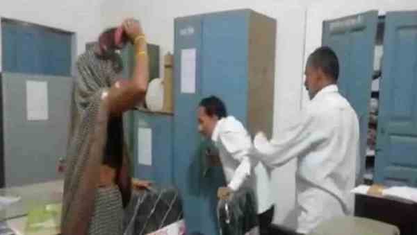 Mahoba News: Woman beat accountant with slippers for demanding bribe Mahoba News: Woman beat accountant with slippers for demanding bribe