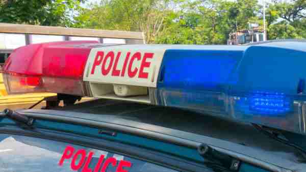 मछुआरों की मदद से पुलिस ने बचाई जान