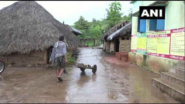 सिर्फ एक कुदाल और हथौड़े से बना डाली सड़क