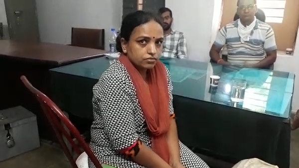 एक लाख रुपए टेबल पर रखे