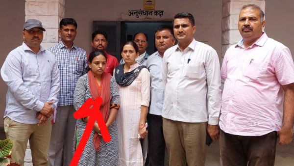 बालकनी में जाकर फेंके रुपए