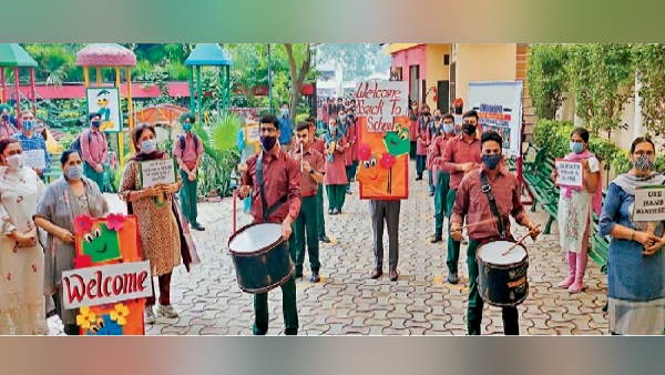 बच्चों और स्टाफ की स्कूल में होने की खुशी