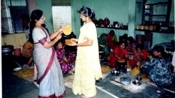 शिक्षिका की नौकरी छोड़ शुरू किया उद्योग