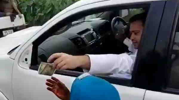 gopalganj tejashwi yadav distribute note of 500 rupees jdu give reply gopalganj tejashwi yadav distribute note of 500 rupees jdu give reply