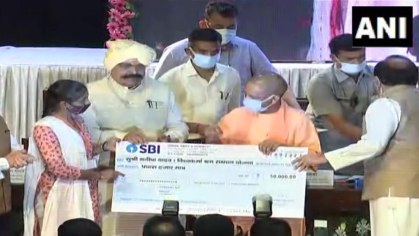 CM Yogi distributes tool kits to 21000 beneficiaries under Vishwakarma Shram Samman Yojana CM Yogi distributes tool kits to 21000 beneficiaries under Vishwakarma Shram Samman Yojana