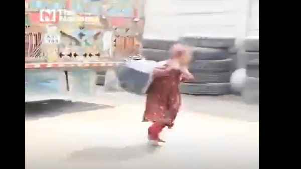 ट्रक के नीचे लटककर सीमा पार करने के मजबूर हैं अफगानी बच्चे