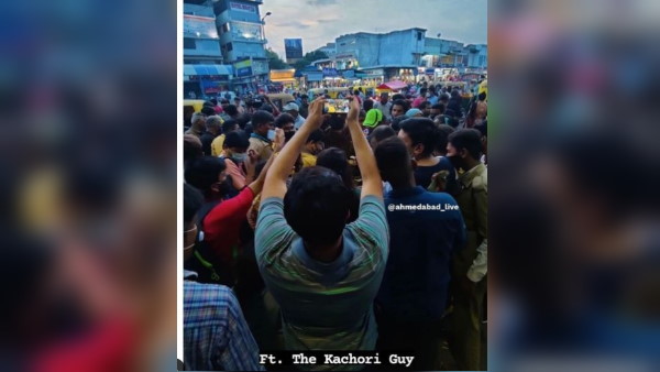 सोशल मीडिया पर उस लड़के के अब कई वीडियो वायरल हो रहे हैं