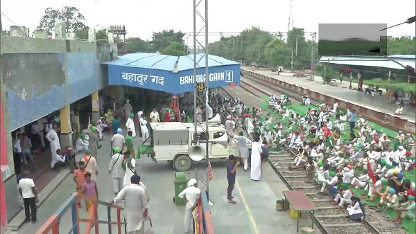 Bharat Bandh by samyukt Kisan Morcha: farmers Protesters sit on the railway track, many trains stopped in punjab Haryana Bharat Bandh by samyukt Kisan Morcha: farmers Protesters sit on the railway track, many trains stopped in punjab Haryana
