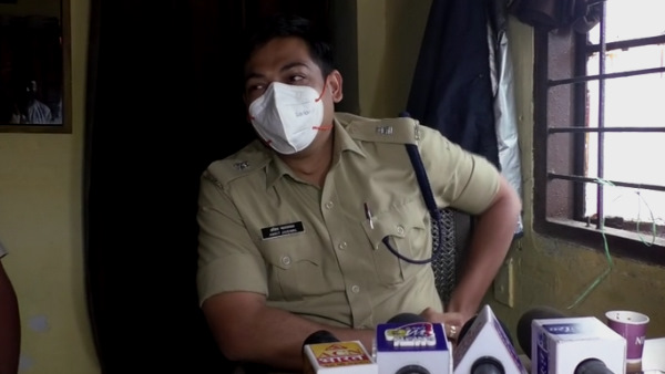 युवक और उसकी मंगेतर की गोपनीय फोटो थीं