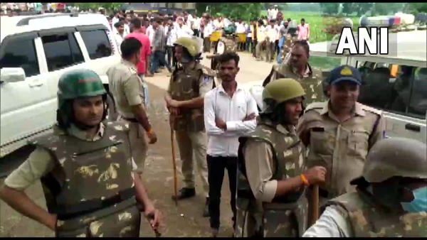बिस्टान पुलिस थाने के सामने एकत्रित हुए