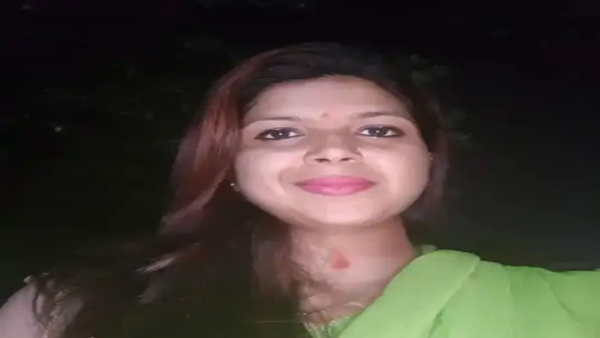 मंदिर के बाहर पूजा का सामान बेच रही थीं