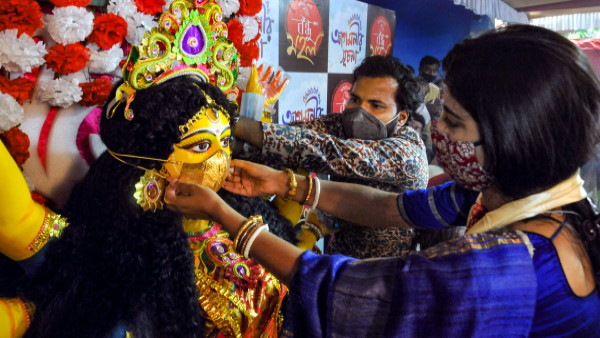 Calcutta High Court allows devotees to enter Durga Puja pandals with certain conditions Calcutta High Court allows devotees to enter Durga Puja pandals with certain conditions