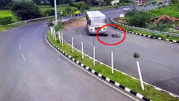 बस को ओवरटेक करने के चक्कर में ये बाइक सवार गिरा